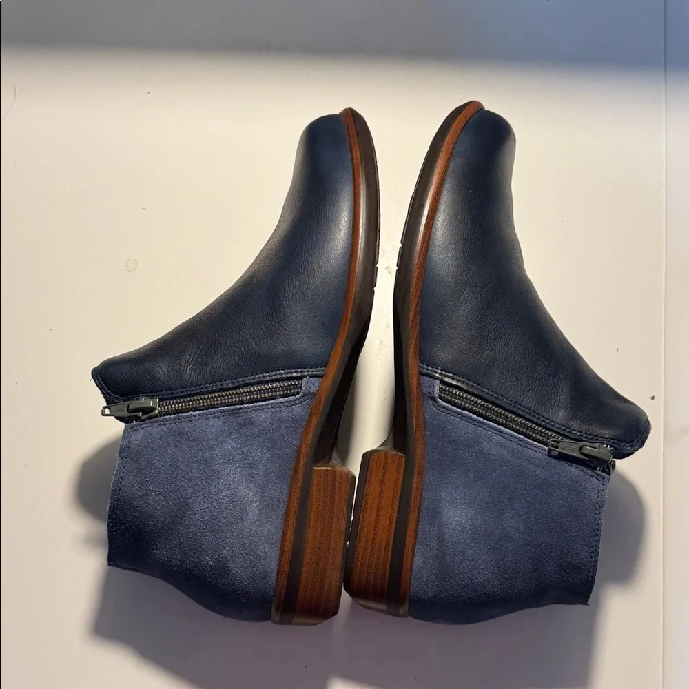 Naot Helm Navy Dark Blue Suede Zippers Ankle Boots